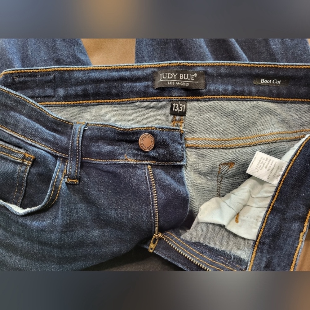 Judy Blue Size 13/31 Whiskered Dark Wash Bootcut Jeans~Frayed Hem~like New! - Picture 11 of 13